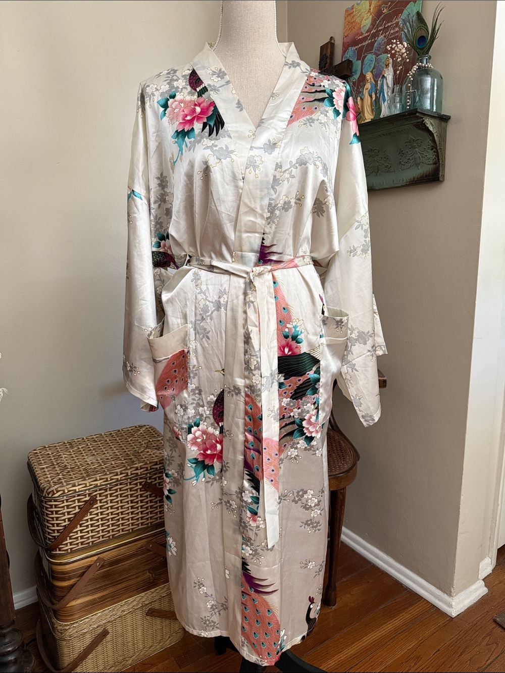 VTG | Silver Dragon/White Peacock Floral Kimono Robe